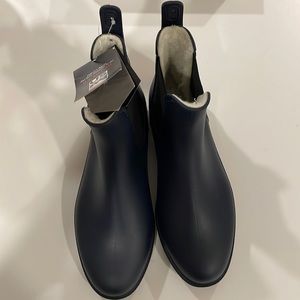 NWT Khombu Waterproof fleece lined navy boot in size 10